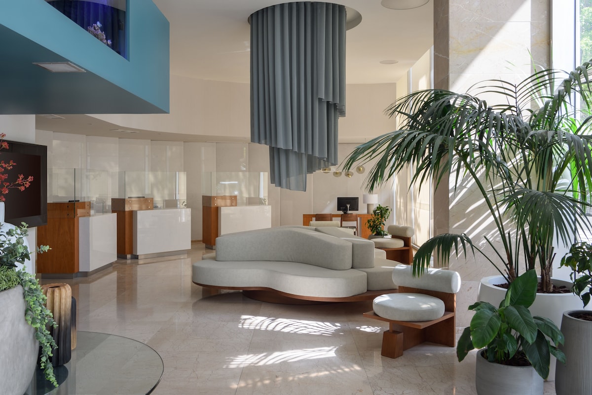 Meliá Lisboa Oriente lobby or similar