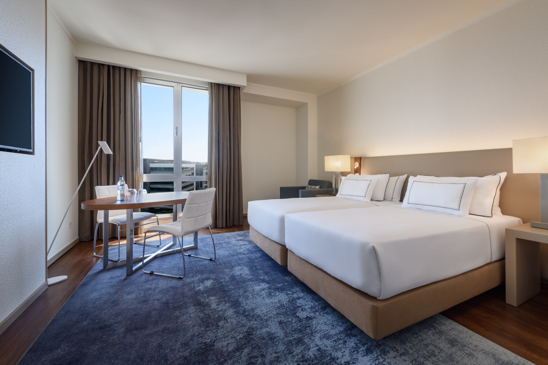 Meliá Lisboa Oriente guestroom or similar